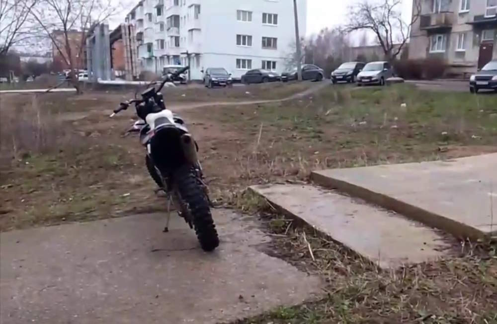 В Пермском крае во дворе дома разбился 35-летний мотоциклист