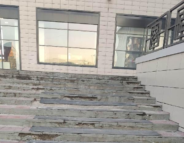 Власти Перми потребовали отремонтировать рассыпающуюся лестницу ТРК «Колизей Атриум»