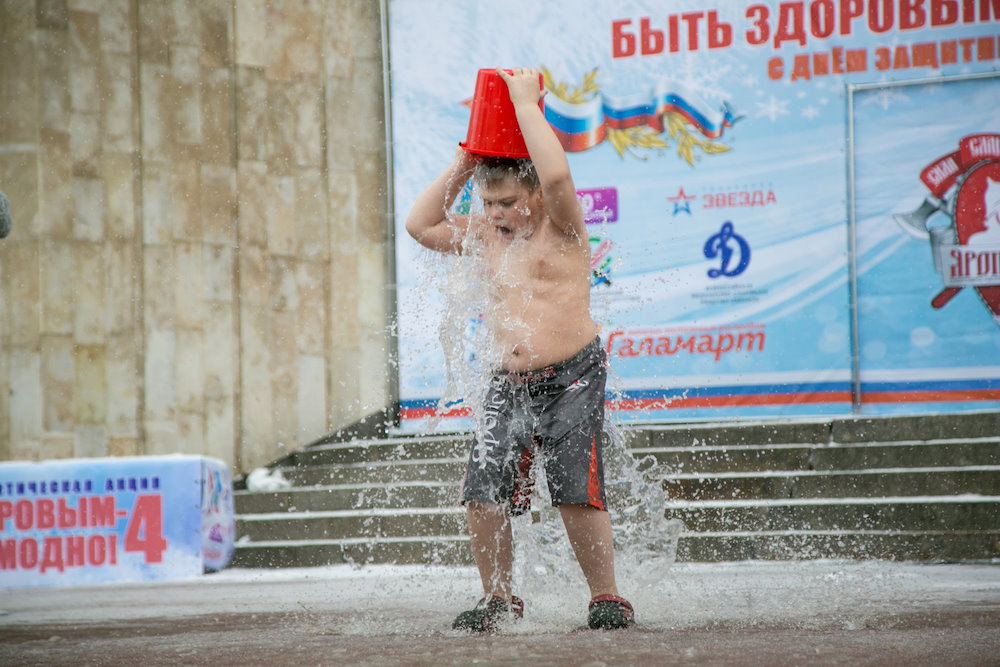 Массовое обливание холодной водой