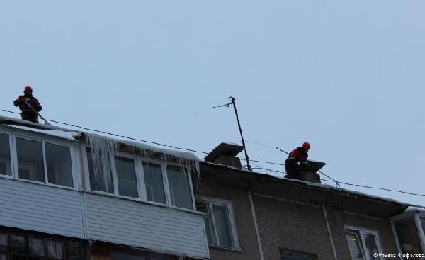 В Перми массово проверяют уборку снега с крыш и во дворах