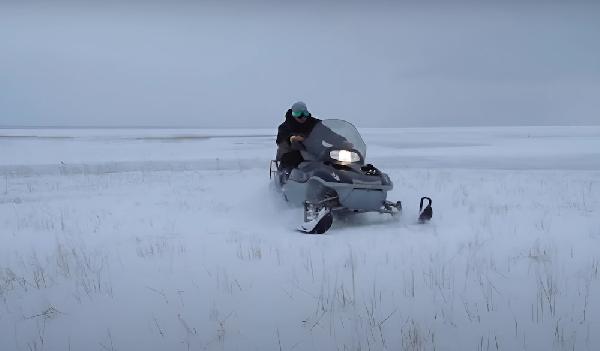 Водитель снегохода ночью разбился на дороге в Пермском крае