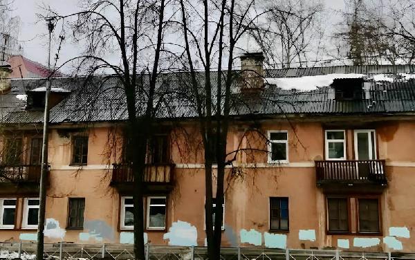В Перми владельцы здания заплатят 800 тысяч рублей за рухнувший на машины снег 