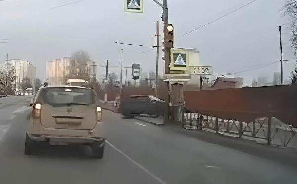 В Перми машина при ДТП вылетела на тротуар с пешеходами