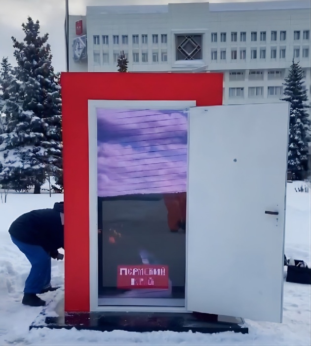 В центре Перми установили дверь на выставку «Россия» на ВДНХ