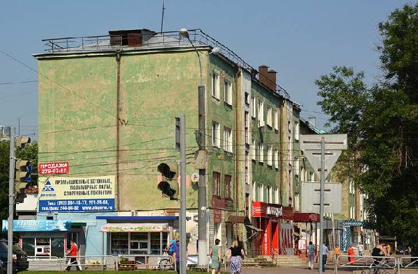 Власти Перми сносят аварийный четырехэтажный дом на тихом Компросе