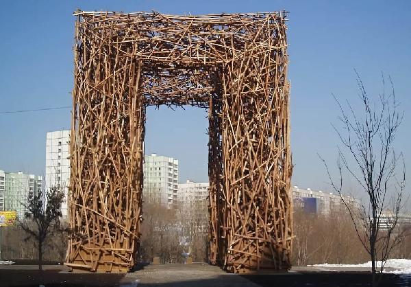 В Москве разобрали на дрова двойника арт-объекта «Пермские ворота»