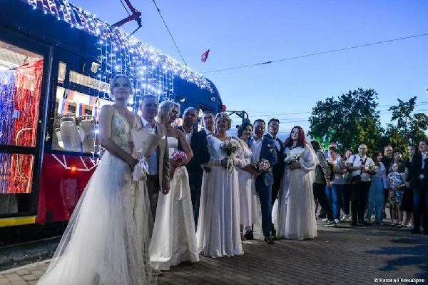 Первые ночные регистрации брака прошли в Перми в трамвае