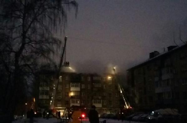 Утром в Перми загорелась крыша пятиэтажного дома