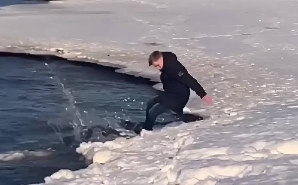 В Перми подросток прыгал на льду и провалился в Каму