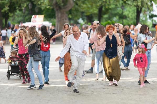 В субботу в dance-прогулке на набережной примет участие самый известный танцевальный терапевт страны