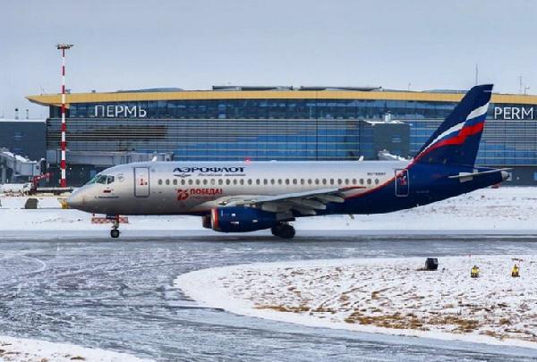 Из-за сильного снегопада аэропорт Перми прекратил принимать самолеты