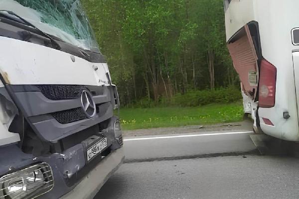 На трассе в Пермском крае грузовик «Мерседес» врезался в автобус 