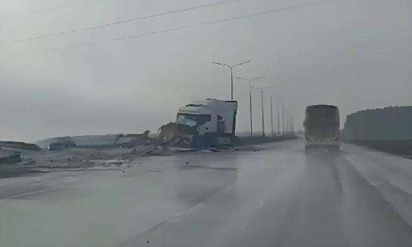 На трассе Пермь — Екатеринбург грузовик снес разделительное ограждение
