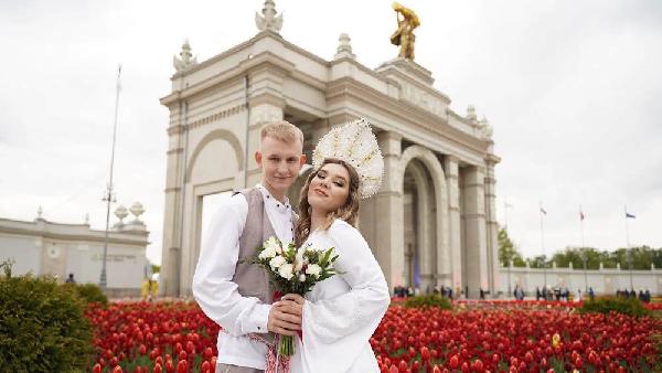 Пермская пара поженилась на свадебном фестивале в Москве