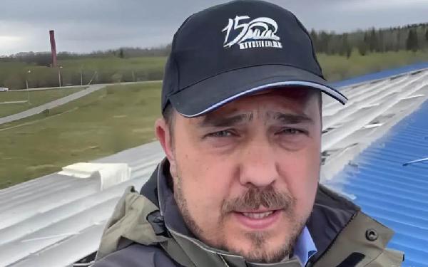 Глава Березников Казаченко залез на крышу пострадавшего от ветра спорткомплекса