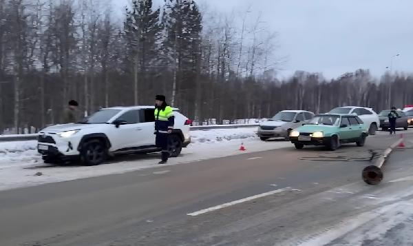 В Пермском крае автокран сбил столб и он рухнул на проезжавшую машину