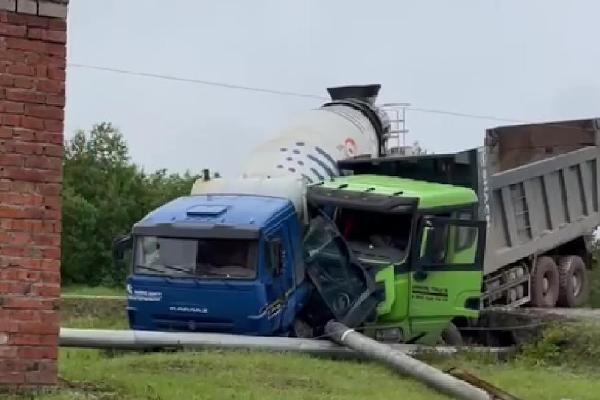 В Пермском крае два грузовика вылетели с трассы и снесли столб