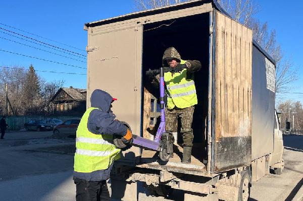 В Перми за три дня вывезли более 500 незаконно установленных самокатов