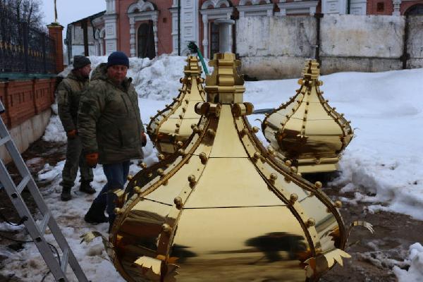 В Кунгуре установили купола, как в Большом дворце в Петергофе