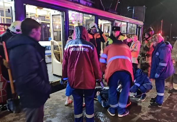 В Перми мужчина попал под колеса трамвая №5