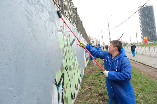 Губернатор Махонин в субботу закрашивал граффити в Мотовилихе