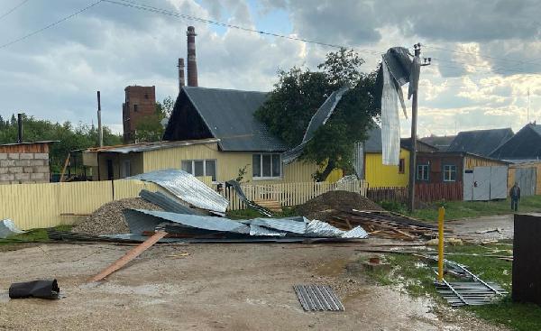 В Пермском крае шквальный ветер сорвал крыши с домов