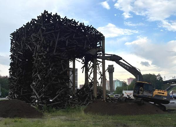 В Перми экскаватором снесли арт-объект «Пермские ворота»