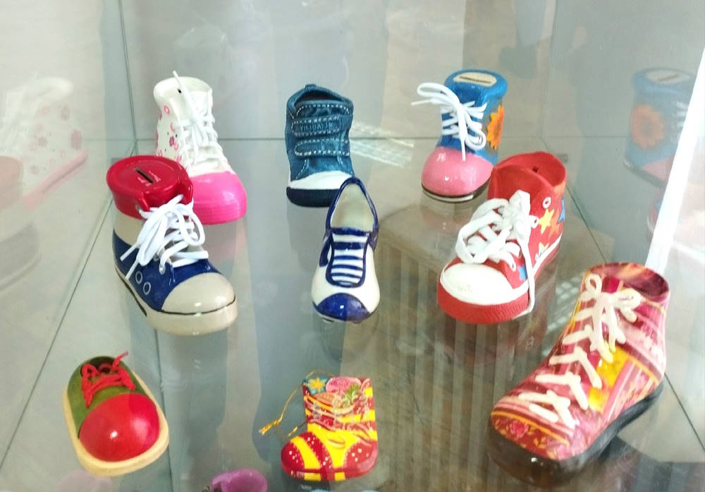 В Пермском крае учитель математики собрал более 700 экспонатов миниатюрной обув