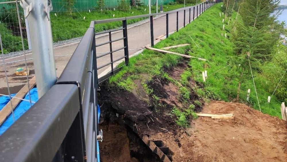 На набережной в Закамске жители приняли коммунальные раскопки за провал грунта