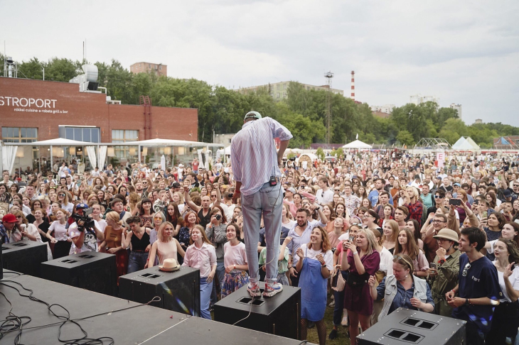 Летний фестиваль музыки и дизайна Red Fest проходит в Перми с 2014 года. 