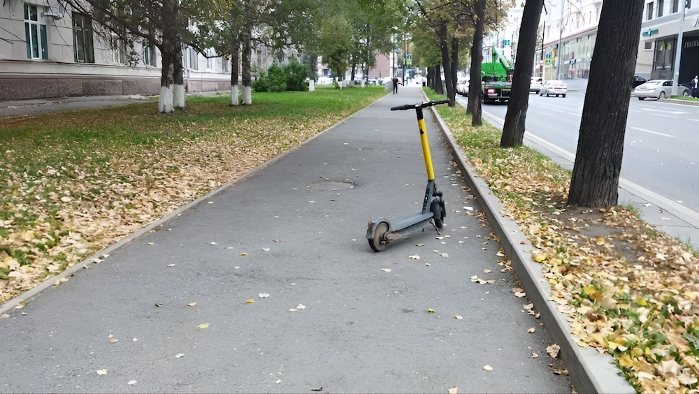 В центре Перми началась борьба с разбросанными по тротуарам самокатами