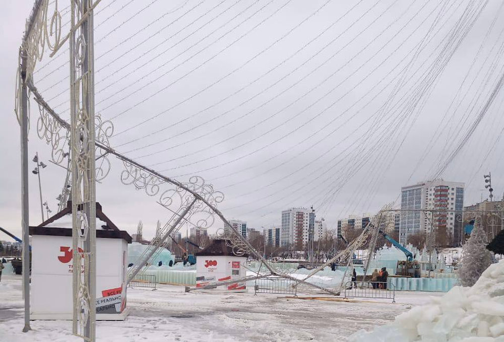 В центре Перми повредили купол главной ёлки