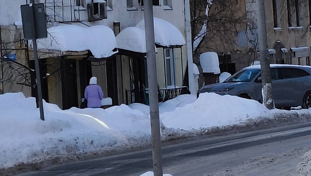 Прокуратура начала проверку после серии ЧП с падением снега на людей