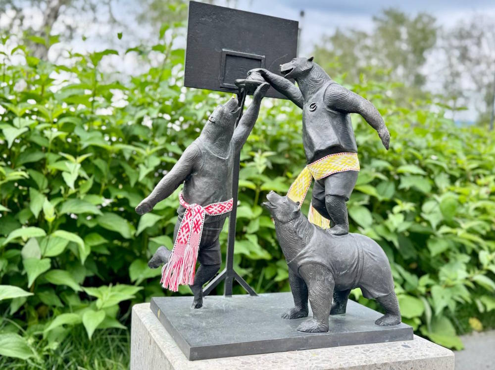 У фигурок пермских медведей на набережной появились пояса-обереги 