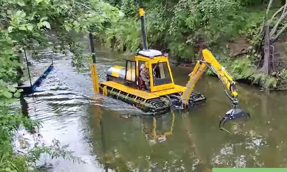 Для очистки русла реки Гайва в Перми применили экскаватор-амфибию