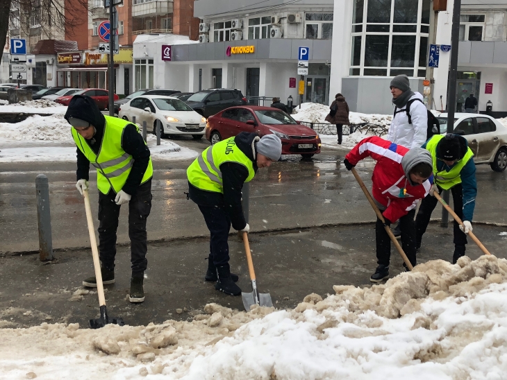 Студенческие отряды помогли с очисткой тротуаров в трех районах Перми