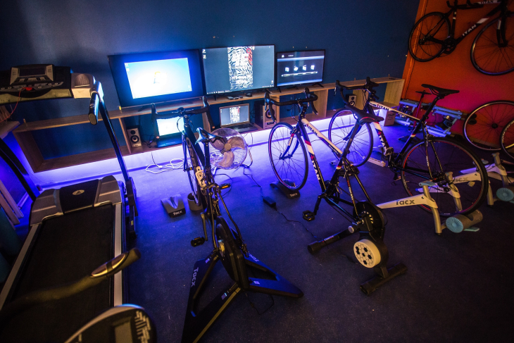 десь установлены смарт-велотренажеры, которые создают виртуальную езду на велосипеде. 