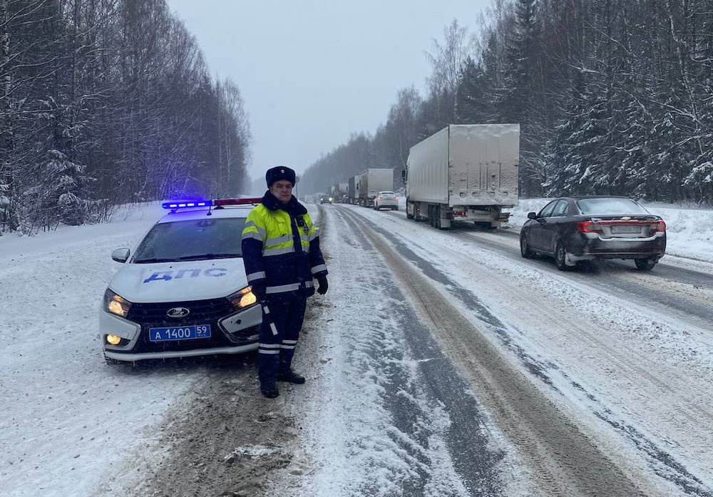 В районе Кунгура затруднено движение по трассе Пермь - Екатеринбург