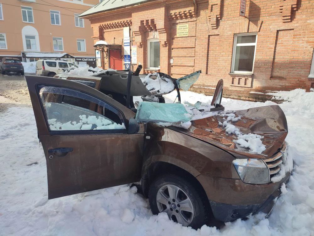 В Пермском крае произошло несколько случаев падения снега на людей