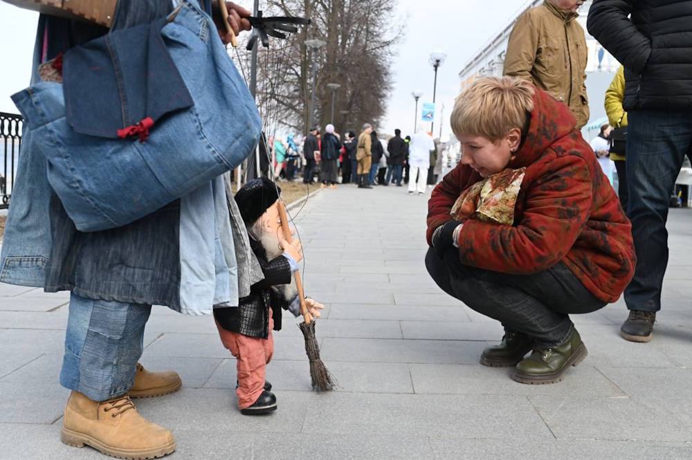На пермской набережной появилась уличная марионетка – крохотный дворник Семён Степанович