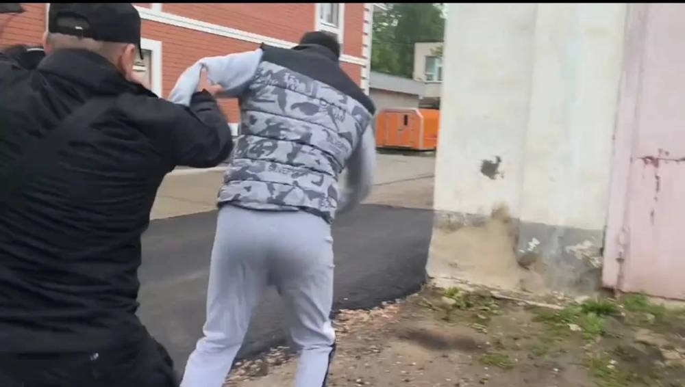 Пермские оперативники задержали двух человек, находящихся в федеральном розыске