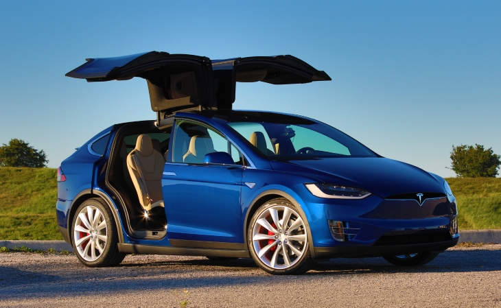 Tesla model x задние двери