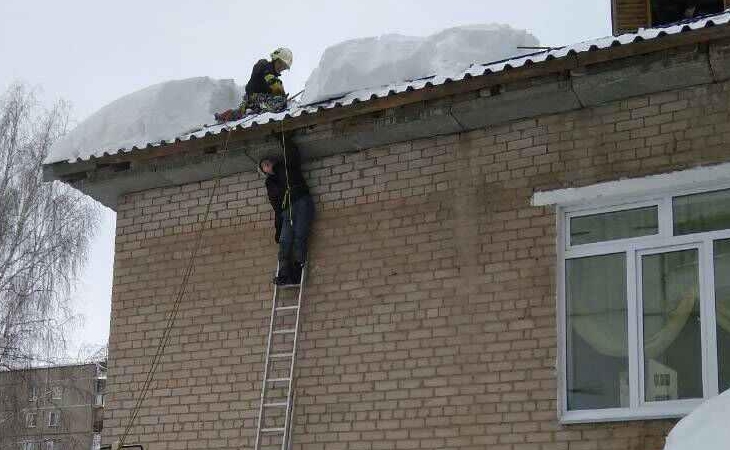 Дворник детского сада упал с крыши и повис на тросе