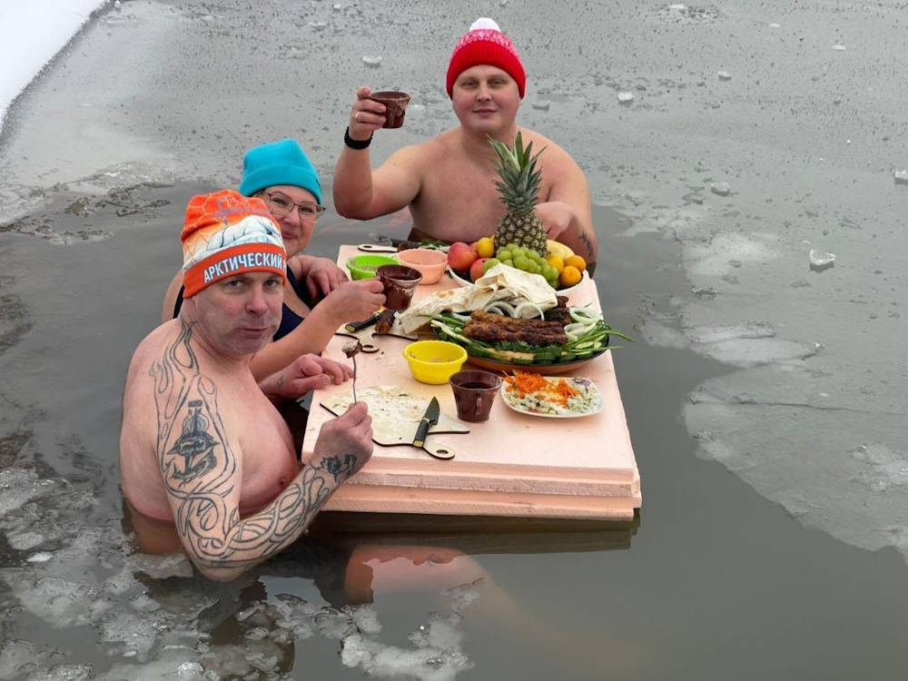 В Пермском крае «моржи» устроили получасовое чаепитие в ледяной воде