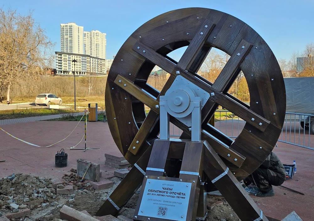 Юбилейные уличные часы вернулись в сквер имени Татищева на Разгуляе