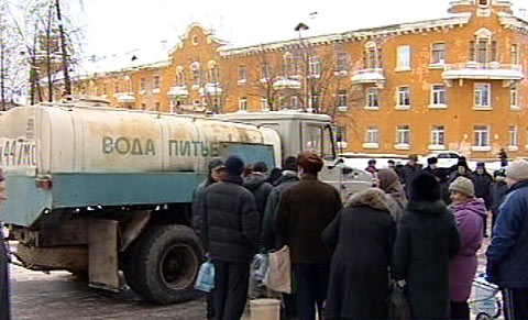 В микрорайон воду подвозят автоцистернами по запросу ТСЖ и управляющих компаний микрорайона. 