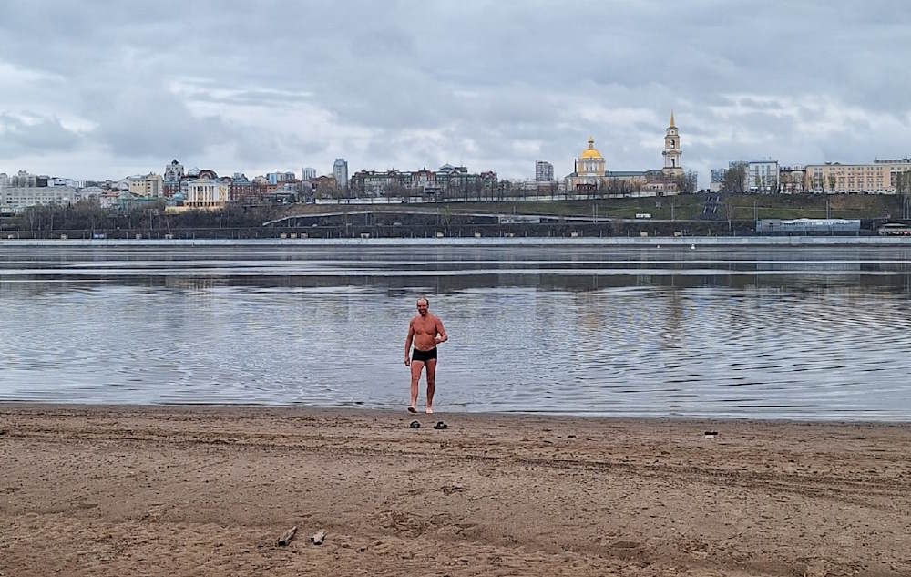 В Перми моржи отметили День Победы заплывом вдоль набережной