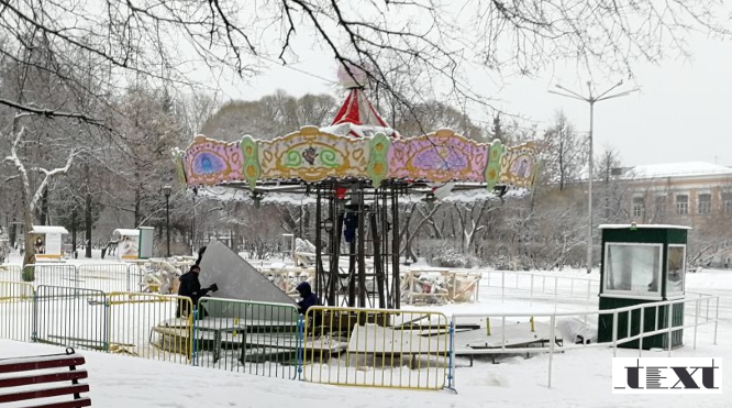 В центре Перми начали устанавливать новогоднюю карусель 