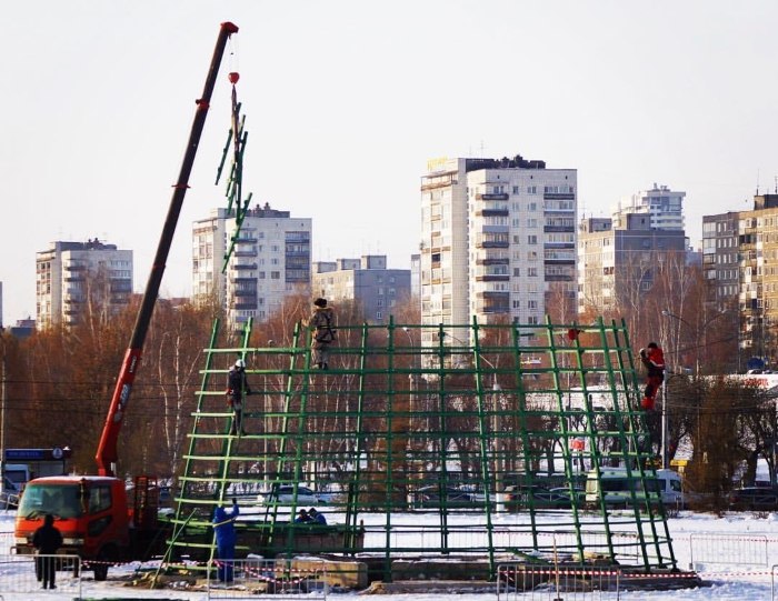 Установка новогодней елки в Перми