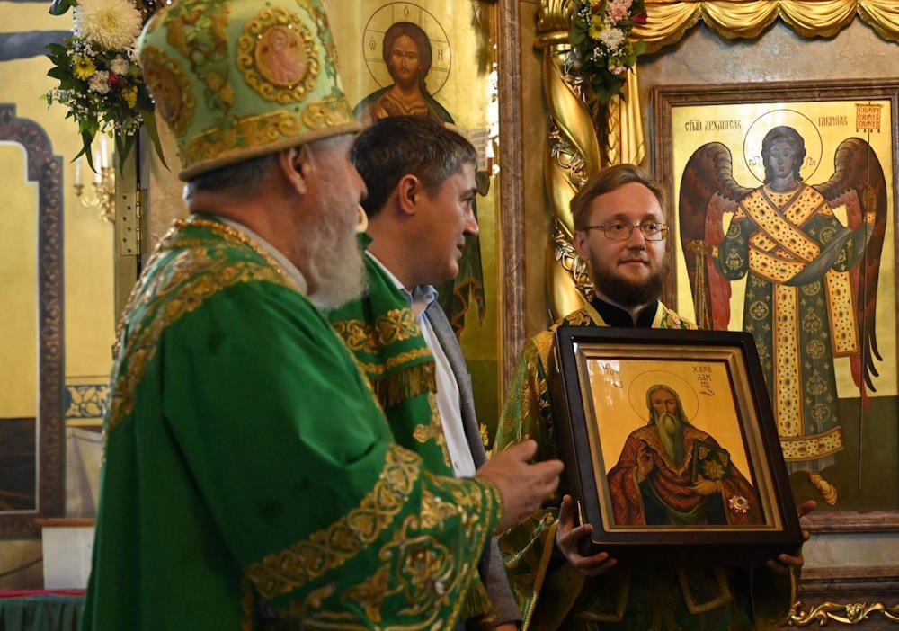 Губернатор Дмитрий Махонин передал личную икону в Свято-Троицкий собор